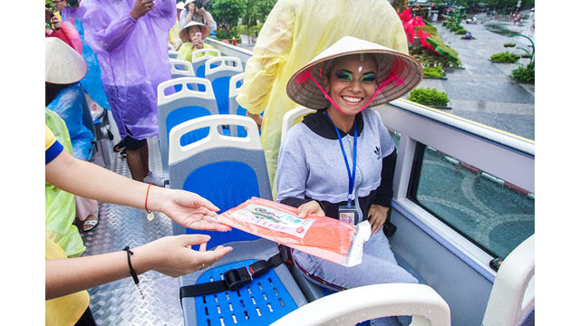 Des touristes étrangers à Halong sont enthousiastes avec des bus à deux étages ảnh 1 Des touristes étrangers à Halong sont enthousiastes avec des bus à deux étages ảnh 1