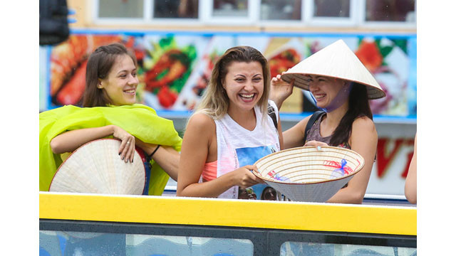 Des touristes étrangers à Halong sont enthousiastes avec des bus à deux étages ảnh 2 Des touristes étrangers à Halong sont enthousiastes avec des bus à deux étages ảnh 2