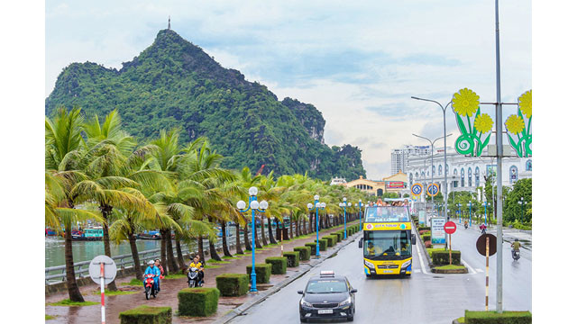 Des touristes étrangers à Halong sont enthousiastes avec des bus à deux étages ảnh 4 Des touristes étrangers à Halong sont enthousiastes avec des bus à deux étages ảnh 4