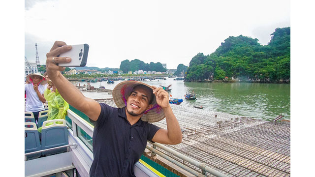Des touristes étrangers à Halong sont enthousiastes avec des bus à deux étages ảnh 7 Des touristes étrangers à Halong sont enthousiastes avec des bus à deux étages ảnh 7