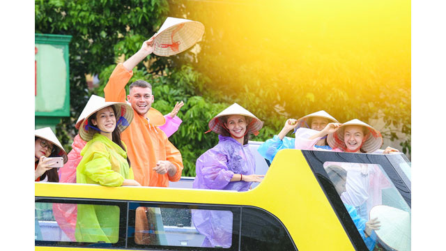 Des touristes étrangers à Halong sont enthousiastes avec des bus à deux étages ảnh 3 Des touristes étrangers à Halong sont enthousiastes avec des bus à deux étages ảnh 3