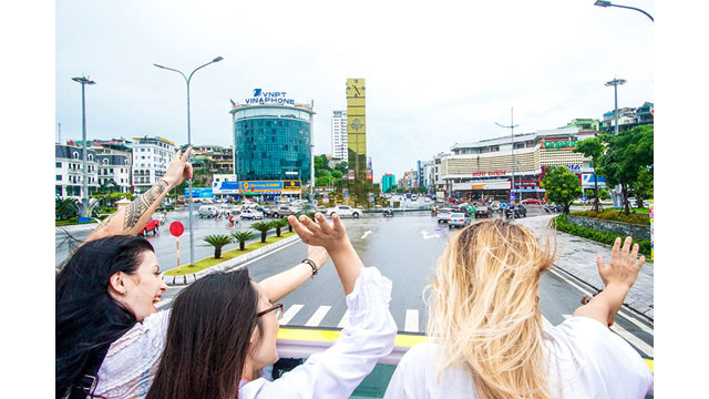 Des touristes étrangers à Halong sont enthousiastes avec des bus à deux étages ảnh 6 Des touristes étrangers à Halong sont enthousiastes avec des bus à deux étages ảnh 6