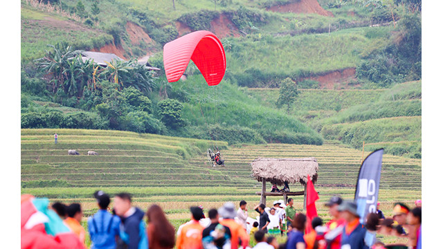 Expérience de parapente au-dessus des rizières dorées à Mù Cang Chai ảnh 3 Expérience de parapente au-dessus des rizières dorées à Mù Cang Chai ảnh 3