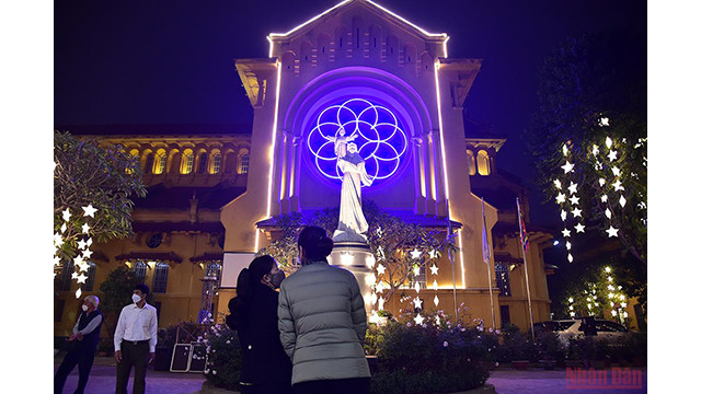 Hanoï et Hô Chi Minh-Ville célèbrent une saison de Noël spéciale ảnh 1  Hanoï et Hô Chi Minh-Ville célèbrent une saison de Noël spéciale ảnh 1
