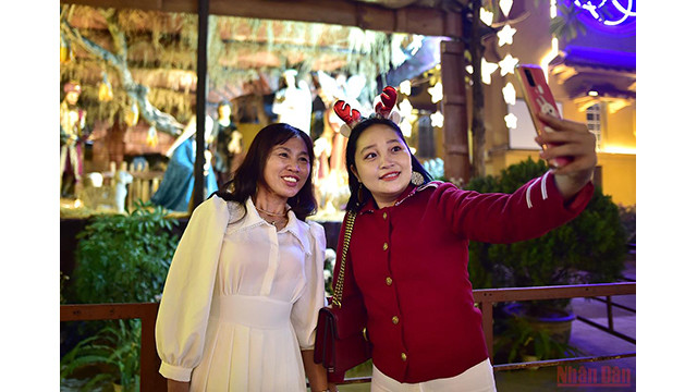Hanoï et Hô Chi Minh-Ville célèbrent une saison de Noël spéciale ảnh 3  Hanoï et Hô Chi Minh-Ville célèbrent une saison de Noël spéciale ảnh 3