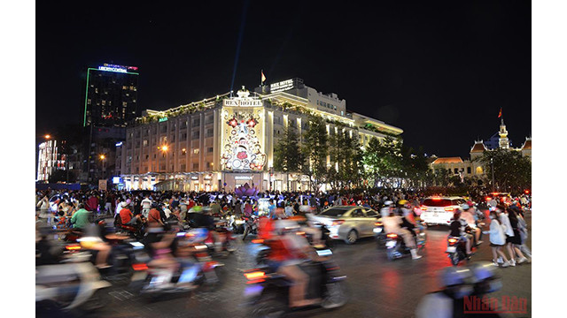 Hanoï et Hô Chi Minh-Ville célèbrent une saison de Noël spéciale ảnh 4  Hanoï et Hô Chi Minh-Ville célèbrent une saison de Noël spéciale ảnh 4