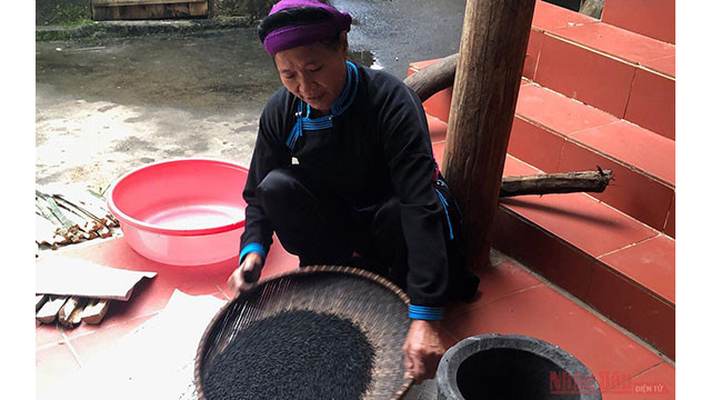 Le gâteau de riz gluant noir : un plat typique de l’ethnie Tày, à Lào Cai ảnh 5