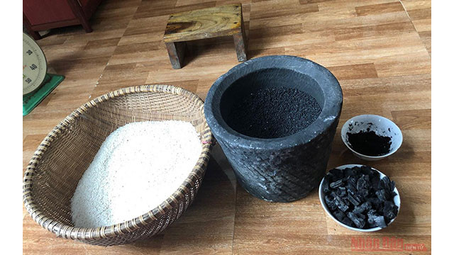 Le gâteau de riz gluant noir : un plat typique de l’ethnie Tày, à Lào Cai ảnh 4