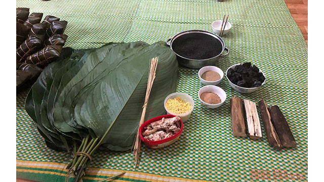Le gâteau de riz gluant noir : un plat typique de l’ethnie Tày, à Lào Cai ảnh 6