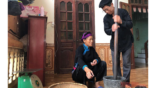 Le gâteau de riz gluant noir : un plat typique de l’ethnie Tày, à Lào Cai ảnh 3