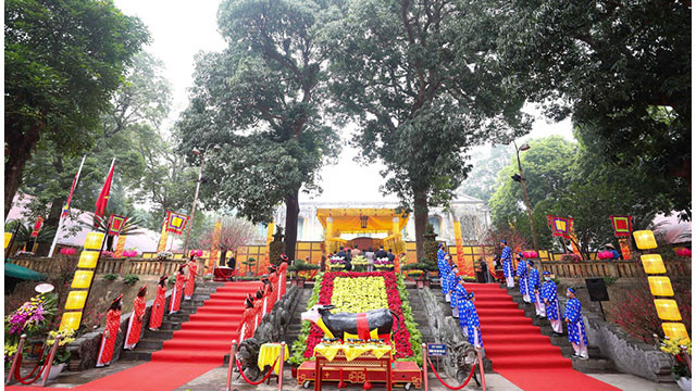 Relâchement des carpes et l’érection du « cây nêu » à la Citadelle royale de Thang Long ảnh 6 Relâchement des carpes et l’érection du « cây nêu » à la Citadelle royale de Thang Long ảnh 6