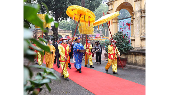 Relâchement des carpes et l’érection du « cây nêu » à la Citadelle royale de Thang Long ảnh 8 Relâchement des carpes et l’érection du « cây nêu » à la Citadelle royale de Thang Long ảnh 8
