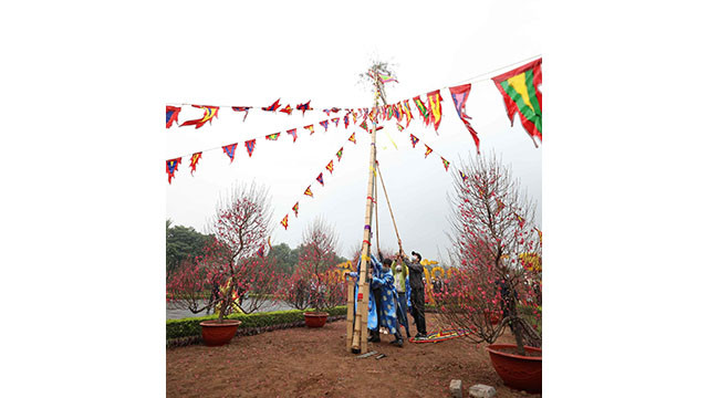 Relâchement des carpes et l’érection du « cây nêu » à la Citadelle royale de Thang Long ảnh 13 Relâchement des carpes et l’érection du « cây nêu » à la Citadelle royale de Thang Long ảnh 13