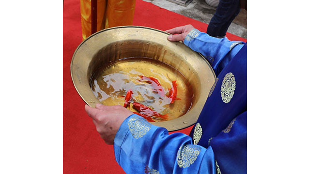 Relâchement des carpes et l’érection du « cây nêu » à la Citadelle royale de Thang Long ảnh 9 Relâchement des carpes et l’érection du « cây nêu » à la Citadelle royale de Thang Long ảnh 9