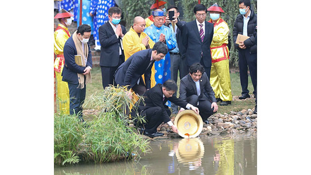 Relâchement des carpes et l’érection du « cây nêu » à la Citadelle royale de Thang Long ảnh 10 Relâchement des carpes et l’érection du « cây nêu » à la Citadelle royale de Thang Long ảnh 10