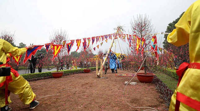 Relâchement des carpes et l’érection du « cây nêu » à la Citadelle royale de Thang Long ảnh 12 Relâchement des carpes et l’érection du « cây nêu » à la Citadelle royale de Thang Long ảnh 12