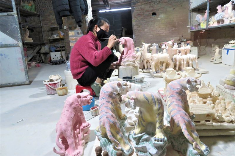 Village de Bat Tràng : fabrication des figurines de tigres pour le Têt traditionnel ảnh 2