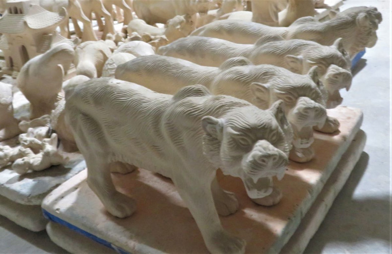 Village de Bat Tràng : fabrication des figurines de tigres pour le Têt traditionnel ảnh 1