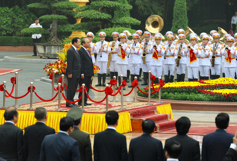 Le PM cambodgien entame sa visite officielle au Vietnam ảnh 2 Le PM cambodgien entame sa visite officielle au Vietnam ảnh 2