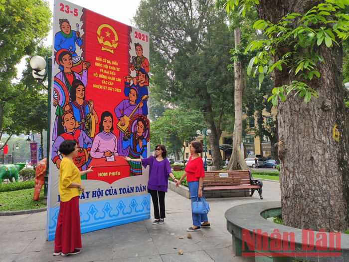 Hanoi : Décoration des rues pour les élections à l’Assemblée nationale et aux conseils populaires ảnh 9 Hanoi : Décoration des rues pour les élections à l’Assemblée nationale et aux conseils populaires ảnh 9