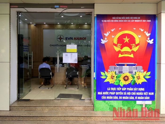 Hanoi : Décoration des rues pour les élections à l’Assemblée nationale et aux conseils populaires ảnh 8 Hanoi : Décoration des rues pour les élections à l’Assemblée nationale et aux conseils populaires ảnh 8