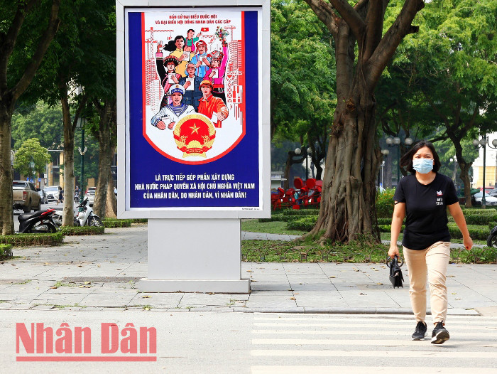 Hanoi : Décoration des rues pour les élections à l’Assemblée nationale et aux conseils populaires ảnh 5 Hanoi : Décoration des rues pour les élections à l’Assemblée nationale et aux conseils populaires ảnh 5