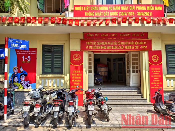 Hanoi : Décoration des rues pour les élections à l’Assemblée nationale et aux conseils populaires ảnh 11 Hanoi : Décoration des rues pour les élections à l’Assemblée nationale et aux conseils populaires ảnh 11