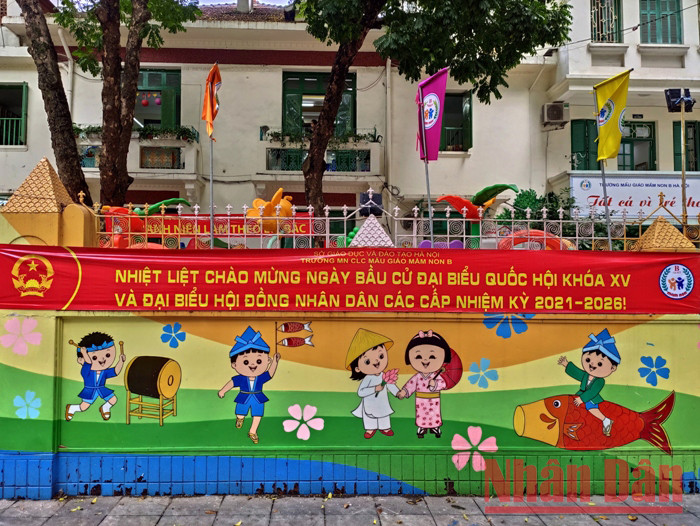 Hanoi : Décoration des rues pour les élections à l’Assemblée nationale et aux conseils populaires ảnh 6 Hanoi : Décoration des rues pour les élections à l’Assemblée nationale et aux conseils populaires ảnh 6