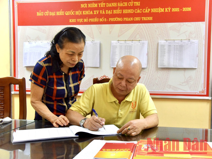 Hanoi : Décoration des rues pour les élections à l’Assemblée nationale et aux conseils populaires ảnh 12 Hanoi : Décoration des rues pour les élections à l’Assemblée nationale et aux conseils populaires ảnh 12