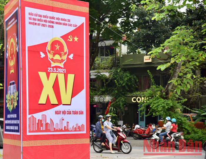 Hanoi : Décoration des rues pour les élections à l’Assemblée nationale et aux conseils populaires ảnh 4 Hanoi : Décoration des rues pour les élections à l’Assemblée nationale et aux conseils populaires ảnh 4