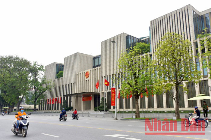 Hanoi : Décoration des rues pour les élections à l’Assemblée nationale et aux conseils populaires ảnh 10 Hanoi : Décoration des rues pour les élections à l’Assemblée nationale et aux conseils populaires ảnh 10