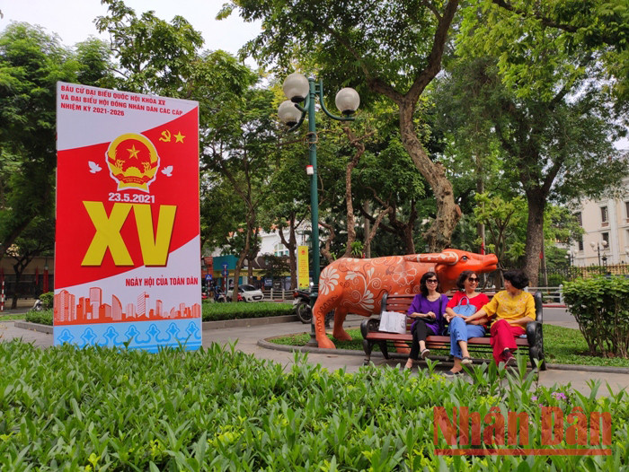 Hanoi : Décoration des rues pour les élections à l’Assemblée nationale et aux conseils populaires ảnh 14 Hanoi : Décoration des rues pour les élections à l’Assemblée nationale et aux conseils populaires ảnh 14
