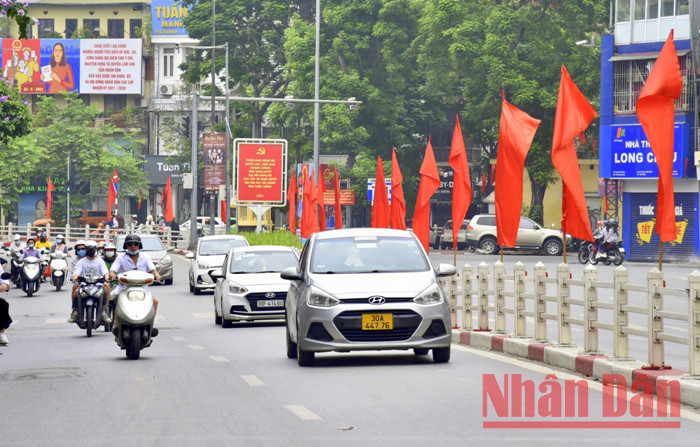 Hanoi : Décoration des rues pour les élections à l’Assemblée nationale et aux conseils populaires ảnh 3 Hanoi : Décoration des rues pour les élections à l’Assemblée nationale et aux conseils populaires ảnh 3