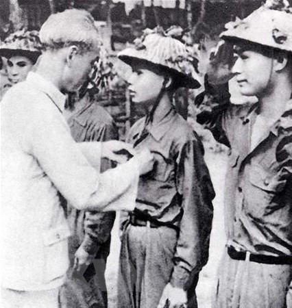 Des images mémorables du Président Hô Chi Minh et du général Vo Nguyên Giap dans la campagne Diên Biên Phu ảnh 12