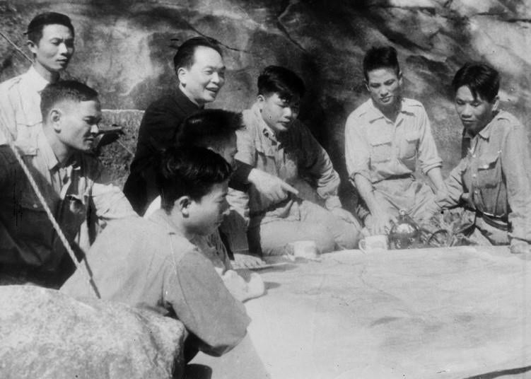 Des images mémorables du Président Hô Chi Minh et du général Vo Nguyên Giap dans la campagne Diên Biên Phu ảnh 3 Des images mémorables du Président Hô Chi Minh et du général Vo Nguyên Giap dans la campagne Diên Biên Phu ảnh 3