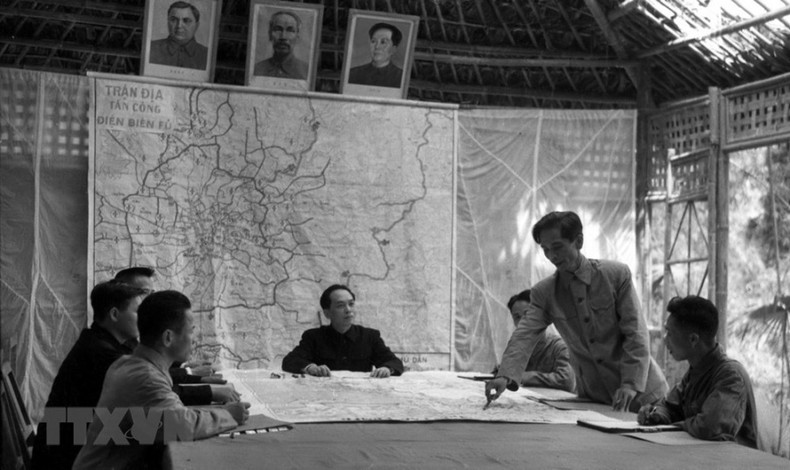 Des images mémorables du Président Hô Chi Minh et du général Vo Nguyên Giap dans la campagne Diên Biên Phu ảnh 5