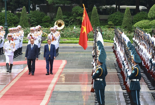 Le PM Nguyên Xuân Phuc accueille son homologue japonais ảnh 1 Le PM Nguyên Xuân Phuc accueille son homologue japonais ảnh 1