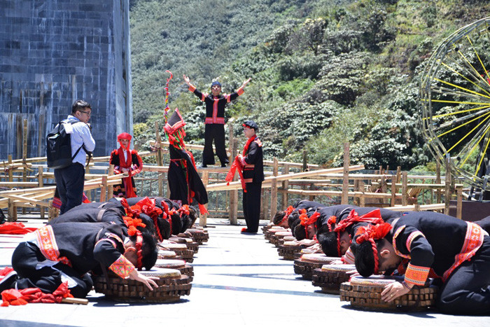 Un programme artistique met en valeur les identités culturelles des minorités ethniques de Sapa ảnh 4