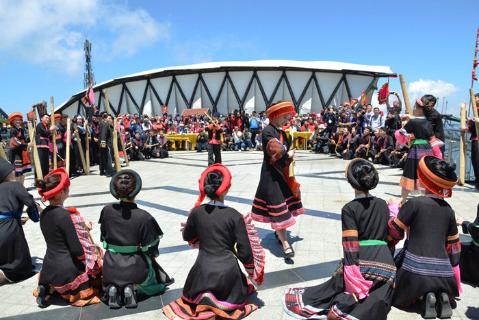 Un programme artistique met en valeur les identités culturelles des minorités ethniques de Sapa ảnh 2