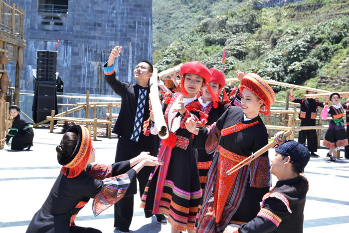 Un programme artistique met en valeur les identités culturelles des minorités ethniques de Sapa ảnh 3
