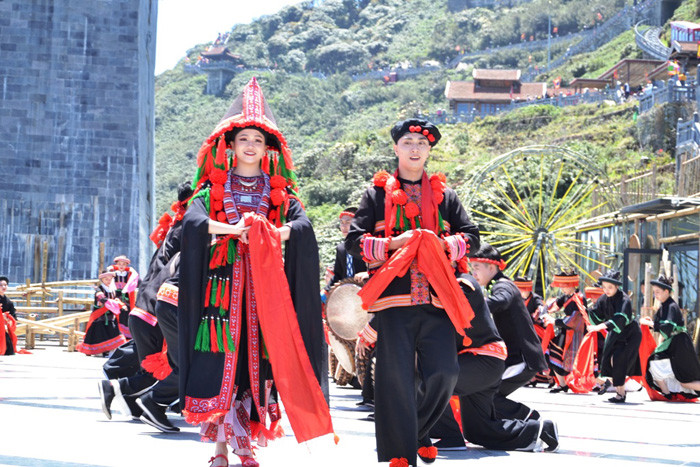 Un programme artistique met en valeur les identités culturelles des minorités ethniques de Sapa ảnh 5