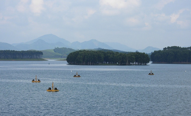 Réservoir hydroélectrique de Thac Bà, paysage de charme de Yên Bai ảnh 4 Réservoir hydroélectrique de Thac Bà, paysage de charme de Yên Bai ảnh 4
