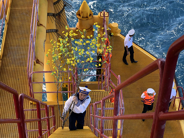 Les officiers et soldats basés sur les plates-formes DK1 reçoivent des cadeaux du Têt ảnh 6 Les officiers et soldats basés sur les plates-formes DK1 reçoivent des cadeaux du Têt ảnh 6