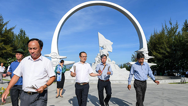 Une délégation du journal Nhân Dân rend hommage aux soldats de Gac Ma ảnh 4 Une délégation du journal Nhân Dân rend hommage aux soldats de Gac Ma ảnh 4