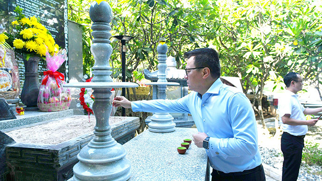 Une délégation du journal Nhân Dân rend hommage aux soldats de Gac Ma ảnh 5 Une délégation du journal Nhân Dân rend hommage aux soldats de Gac Ma ảnh 5