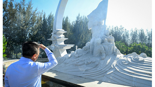 Une délégation du journal Nhân Dân rend hommage aux soldats de Gac Ma ảnh 3 Une délégation du journal Nhân Dân rend hommage aux soldats de Gac Ma ảnh 3