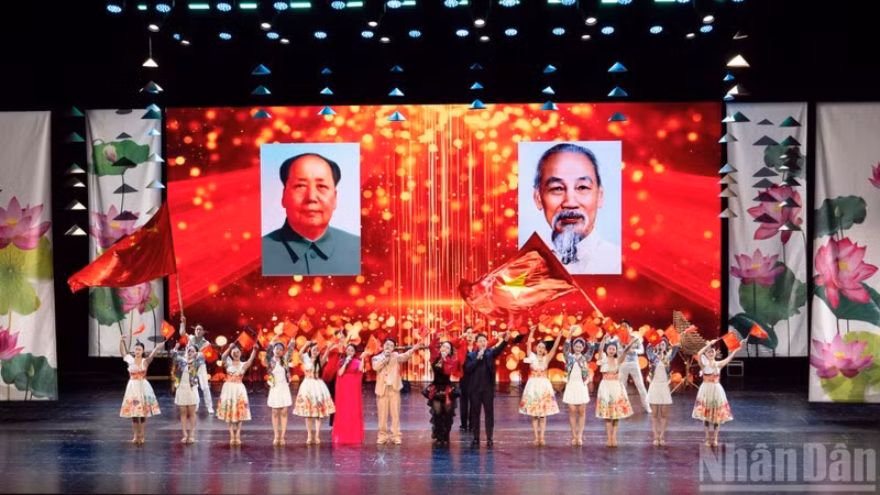 L’interprétation de la chanson « Vietnam-Chine » par les artistes des deux pays, symbolise l’amitié et la coopération durables entre les deux pays. Photo : NDEL.