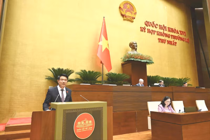 Le procureur général du Parquet populaire suprême, Nguyen Huy Tien, s'exprime. Photo : hanoimoi.