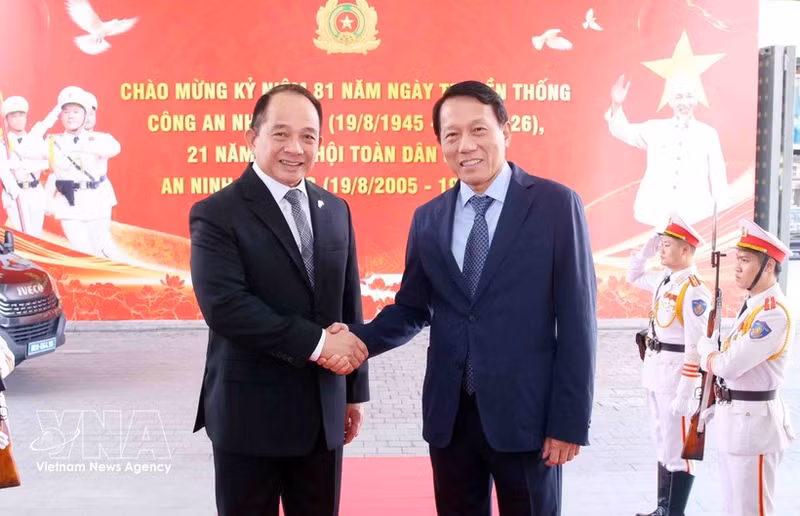 Le général Luong Tam Quang (à droite), ministre vietnamien de la Sécurité publique, et Eduardo S.L. Oban Jr., conseiller à la sécurité nationale des Philippines. Photo : VNA.