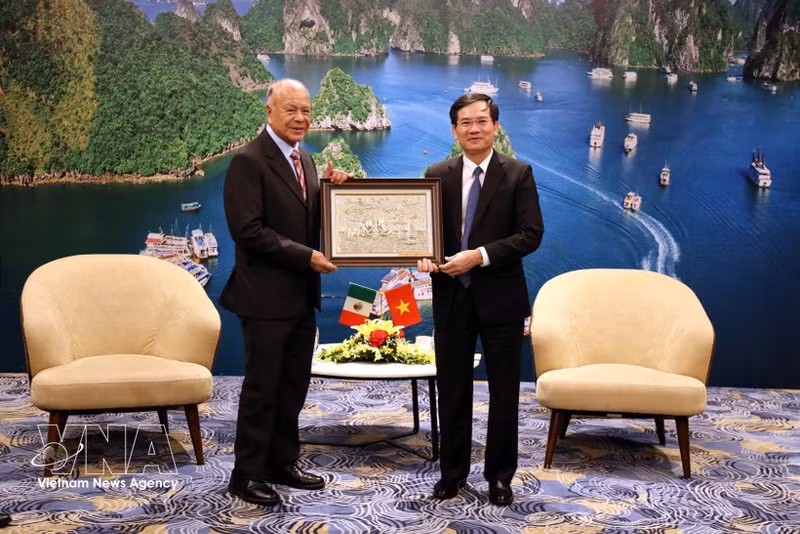 Un représentant de Quang Ninh offre à la délégation du Parti du Travail du Mexique un tableau sur la baie d'Ha Long. Photo : VNA.